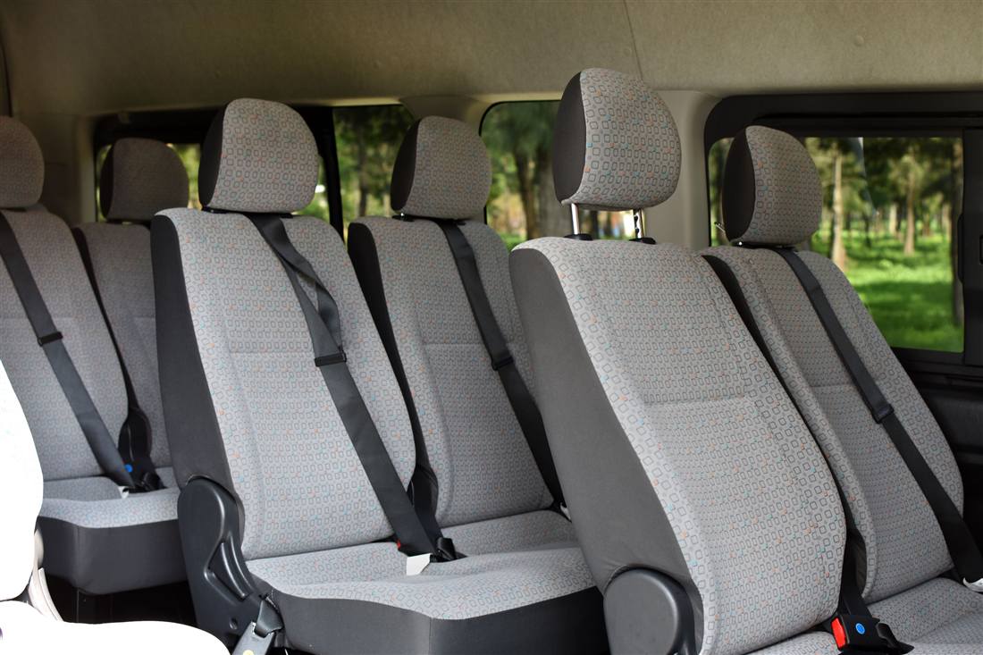 Interior de camioneta Tepesa con cinturones de seguridad