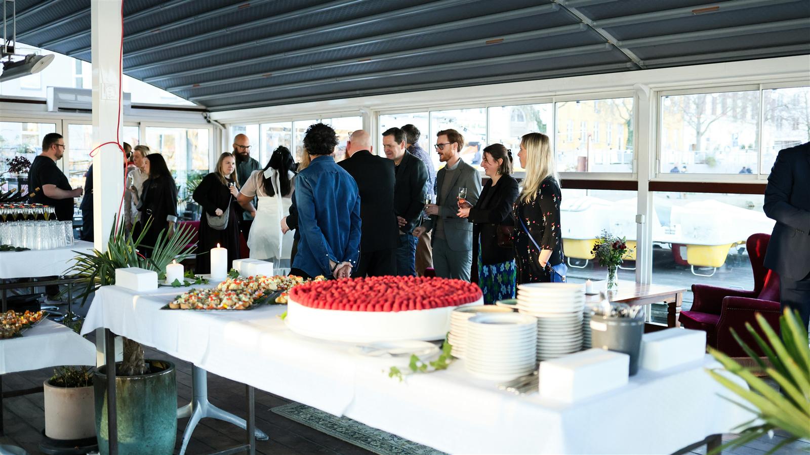 Evento corporativo con invitados conviviendo