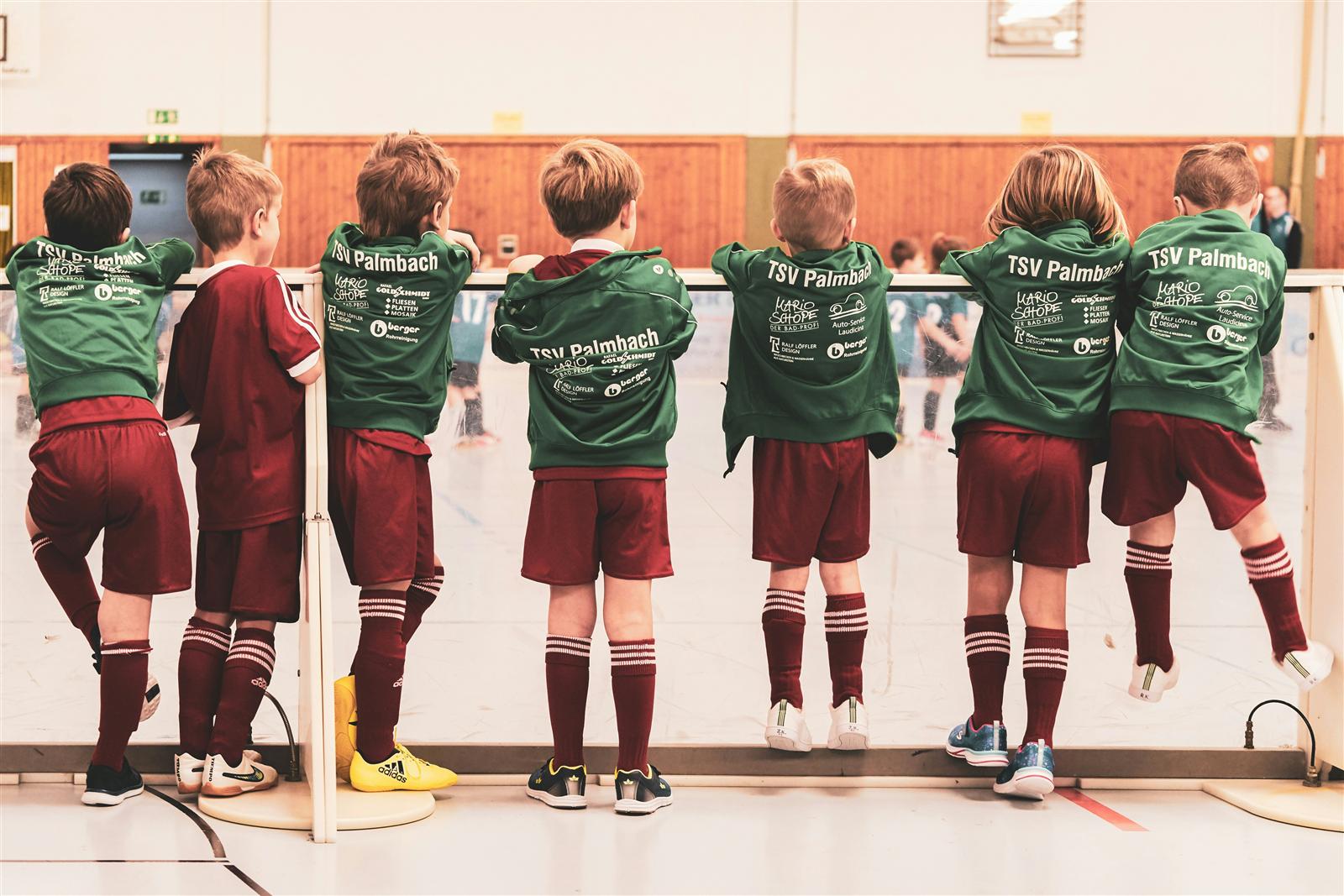 Grupo de niños de un equipo deportivo escolar