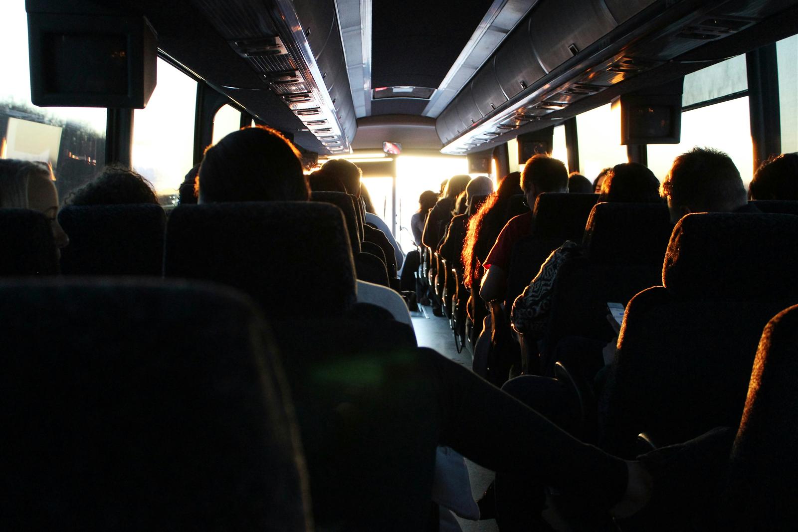 Pasajeros viajando dentro de un autobús