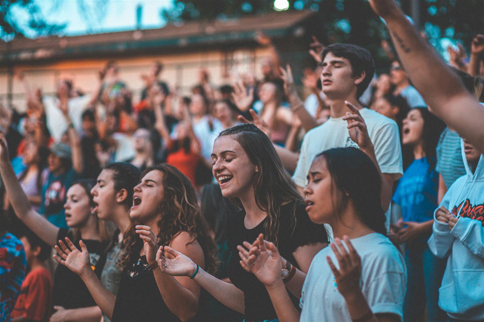 Grupo religioso en un evento de alabanza al aire libre